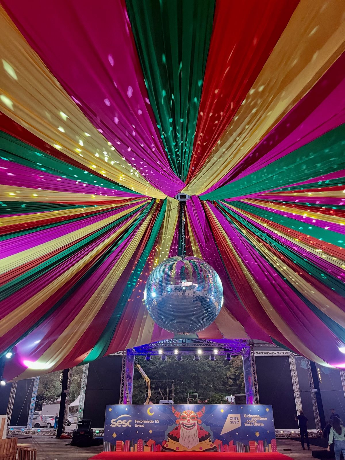 Cenografia Cine SESC com teto colorido e globo de espelhos