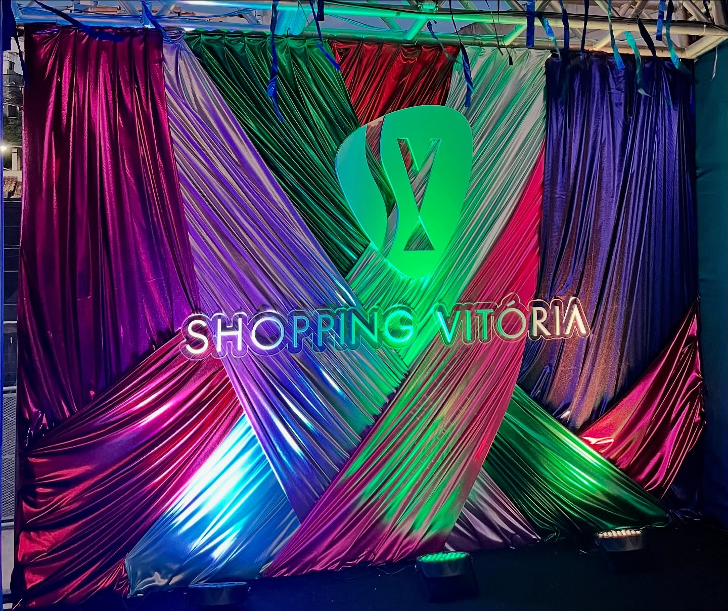 Backdrop metalizado Shopping Vitória com letreiro neon