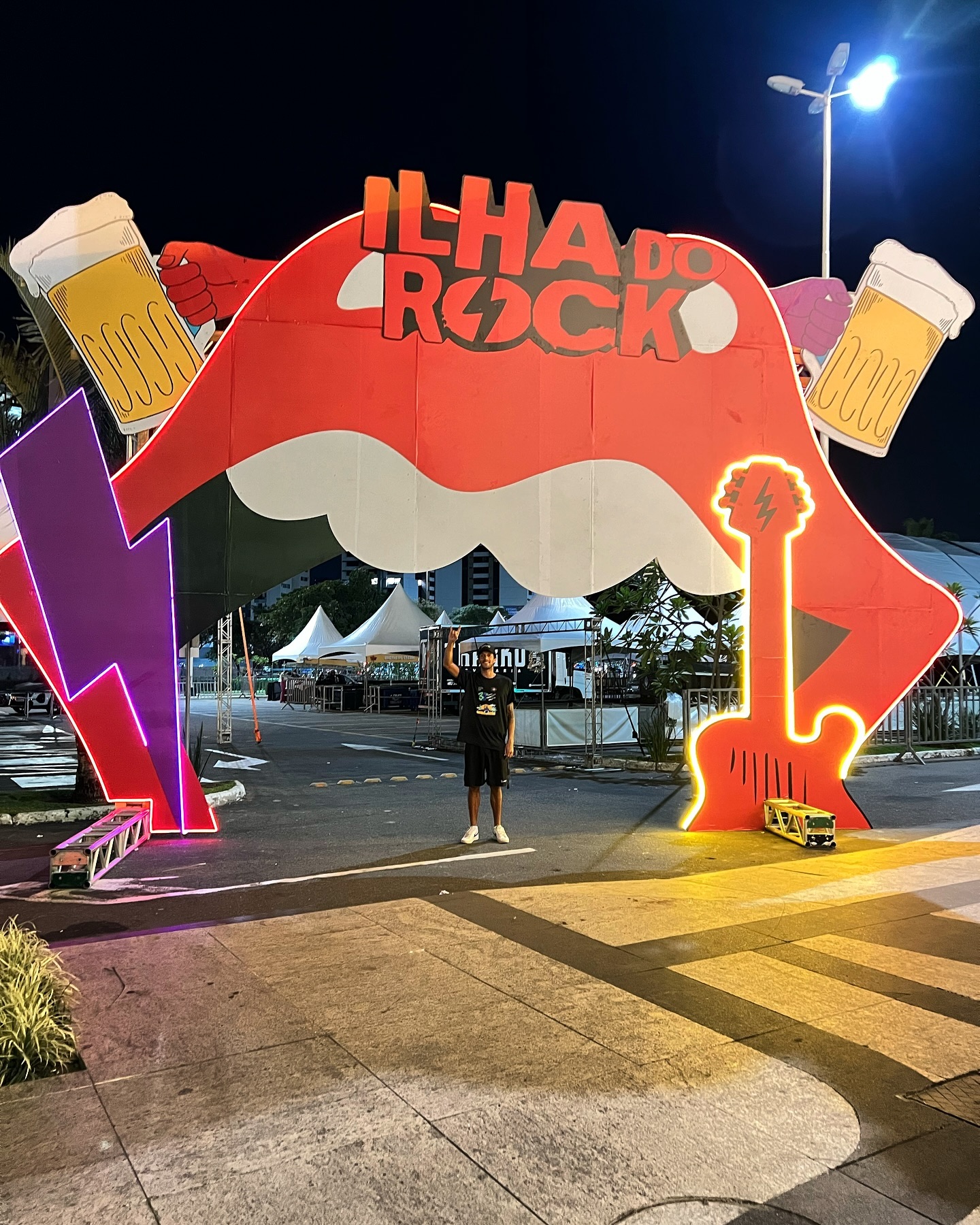 Portal cenográfico Ilha do Rock - festival com letreiro neon e elementos temáticos