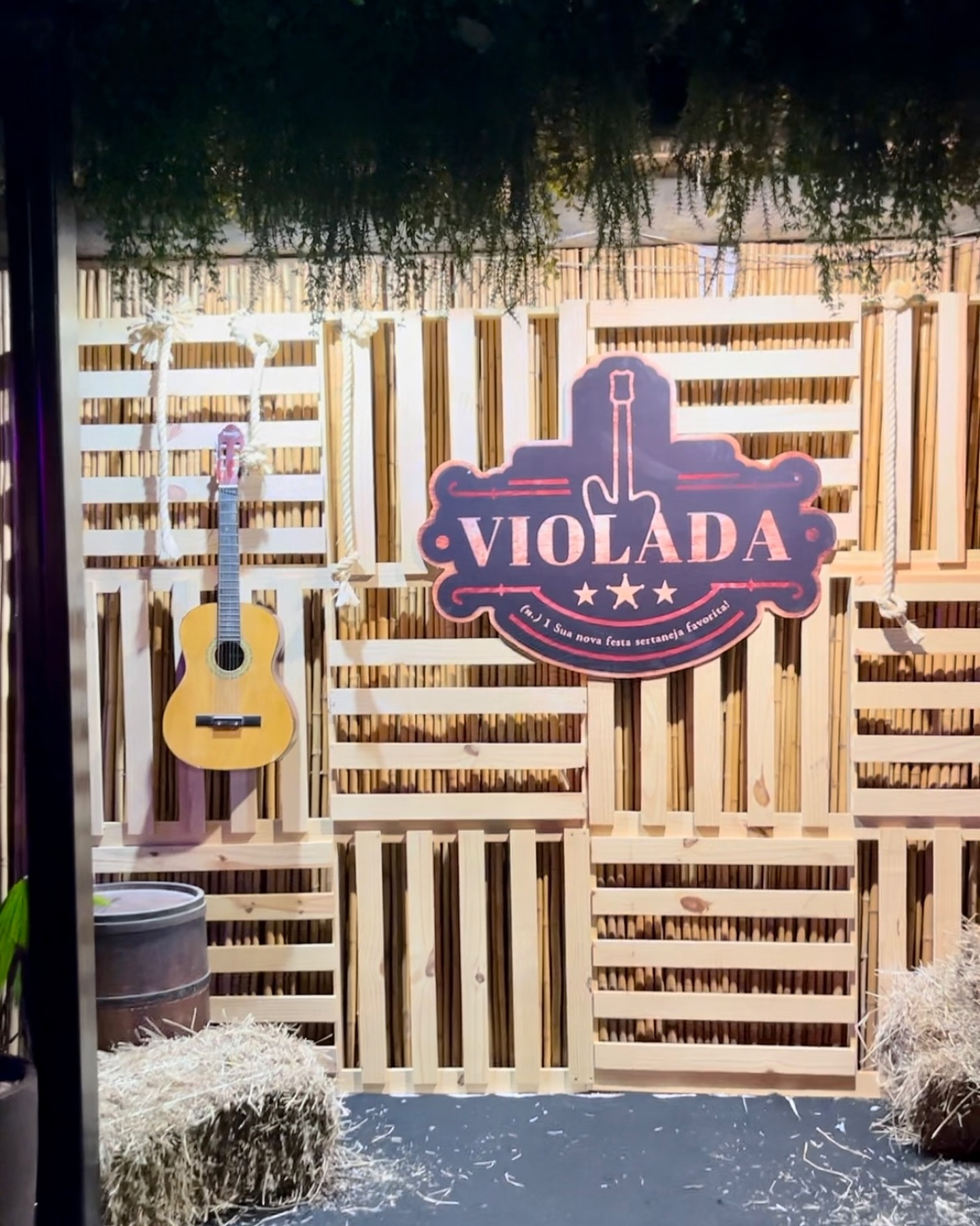 Cenografia Violada - festa sertaneja com bambu, viola e fardos de palha