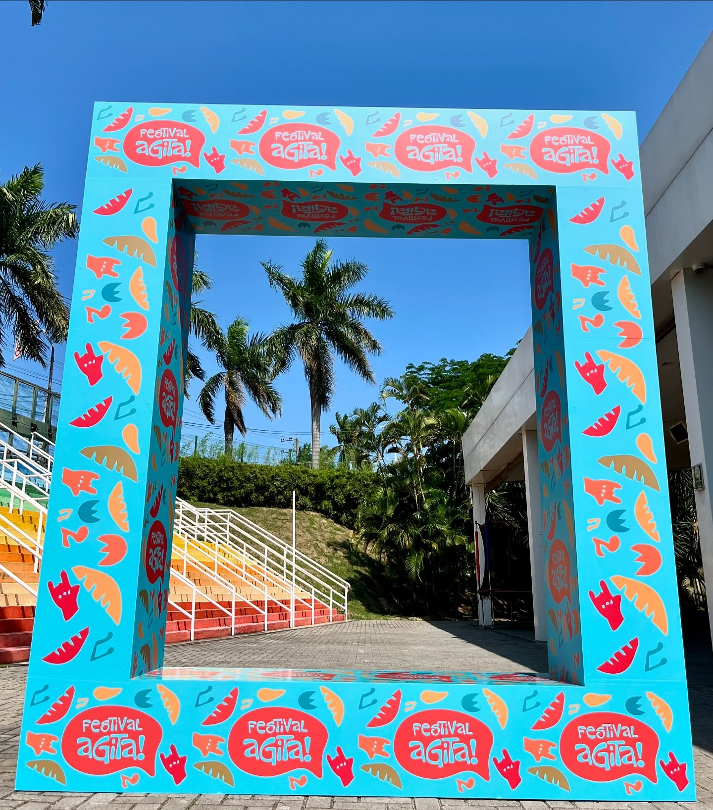 Moldura cenográfica Festival Agita - portal fotográfico colorido