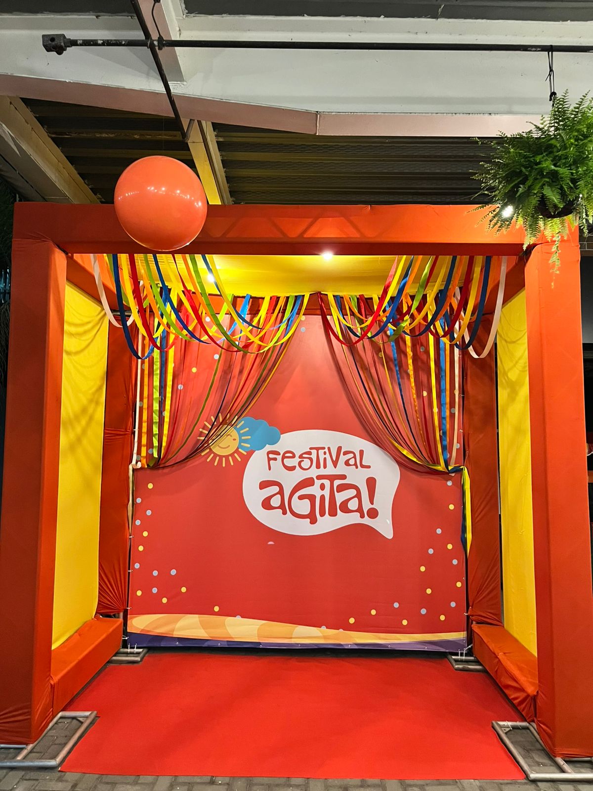 Cenografia Festival Agita - portal colorido infantil