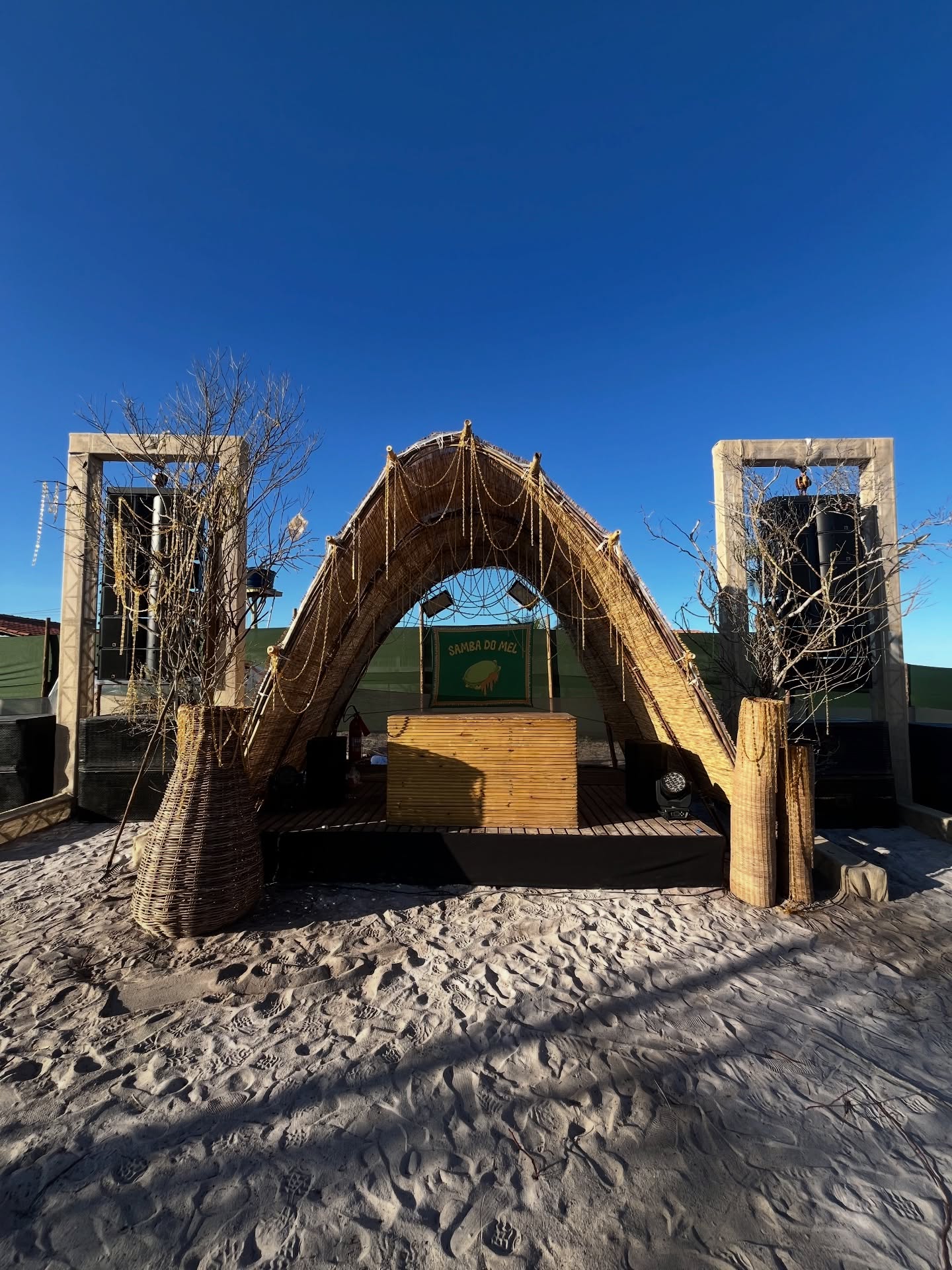 Palco Samba do Mel - cenografia rústica em palha na areia
