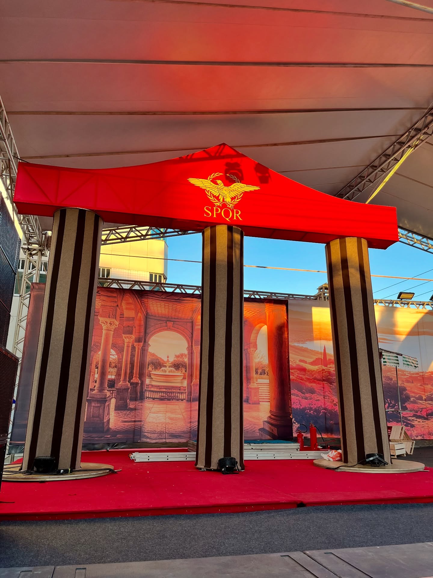 Cenografia temática SPQR - portal romano com colunas